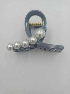 
                  
                    Loop Pearl Clip
                  
                