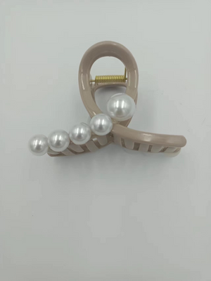 
                  
                    Loop Pearl Clip
                  
                