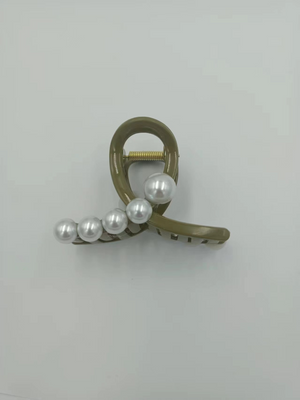 
                  
                    Loop Pearl Clip
                  
                